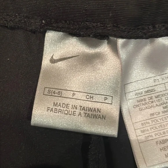 Black Nike shorts size small - Picture 3 of 5